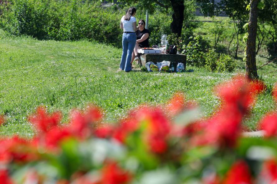 Zagreb: Građani i na Bundeku uz roštilj slave praznik rada 