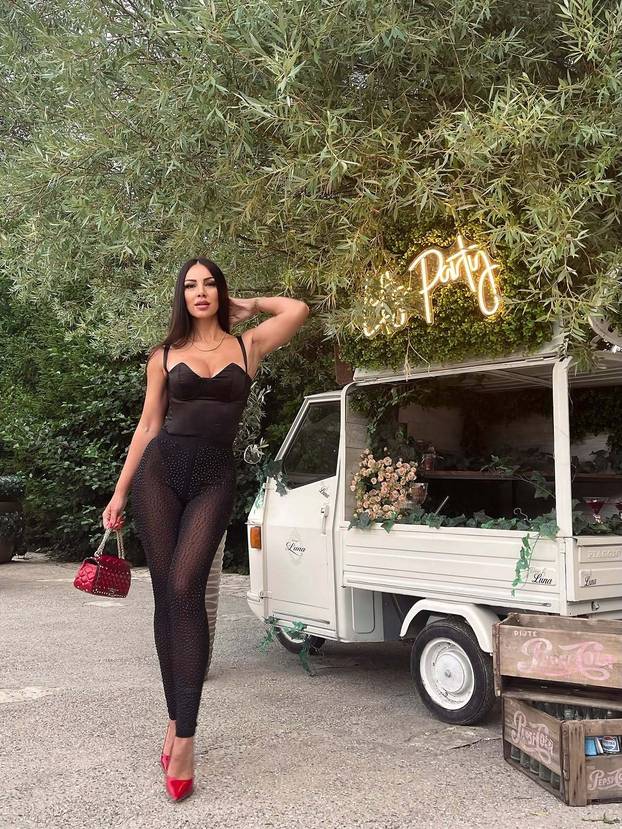 Maja se ljubila s Tedeschijem jr., mama Renata mazila se u tangama, a Sydney u grudnjaku