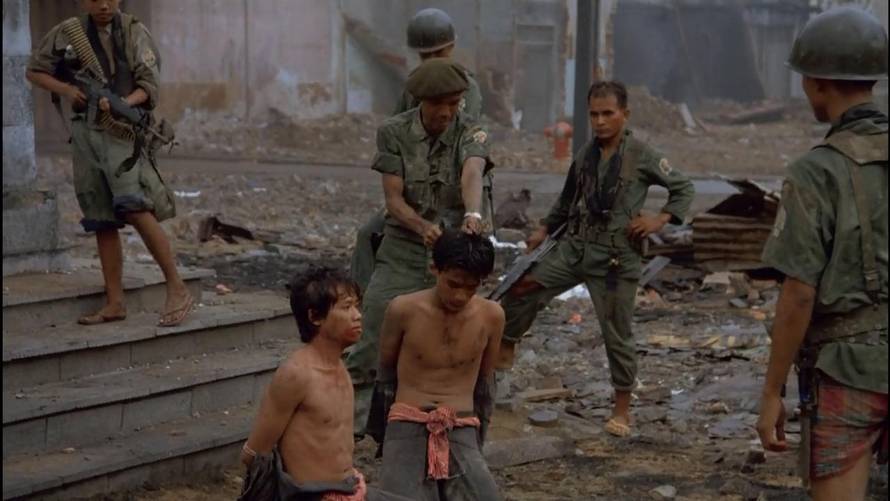 Likvidirao bi sve one koji nose naočale ili znaju još jedan jezik