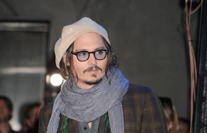 Depp otjerao razbojnika s razbijenom bocom na ulici