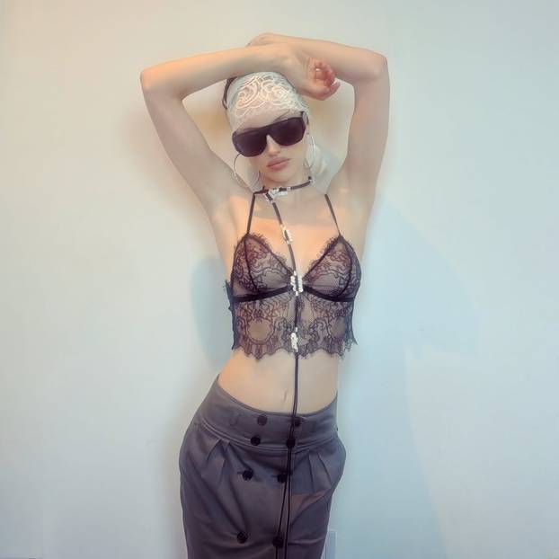 FOTO Ovo je nova cura Orlanda Blooma? Voli pokazivati grudi, svi kažu da liči na Katy Perry
