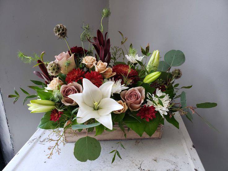 storyeditor/2024-10-28/Fall_fresh_flower_arrangement__lily__toffee_rose__leucadendron__scabiosa_pod.jpg