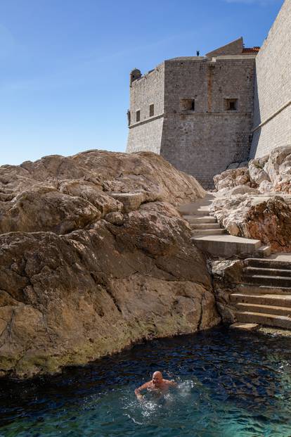 FOTO Sunčano vrijeme je u Dubrovniku izmamilo građane van, a najhrabriji se i kupaju