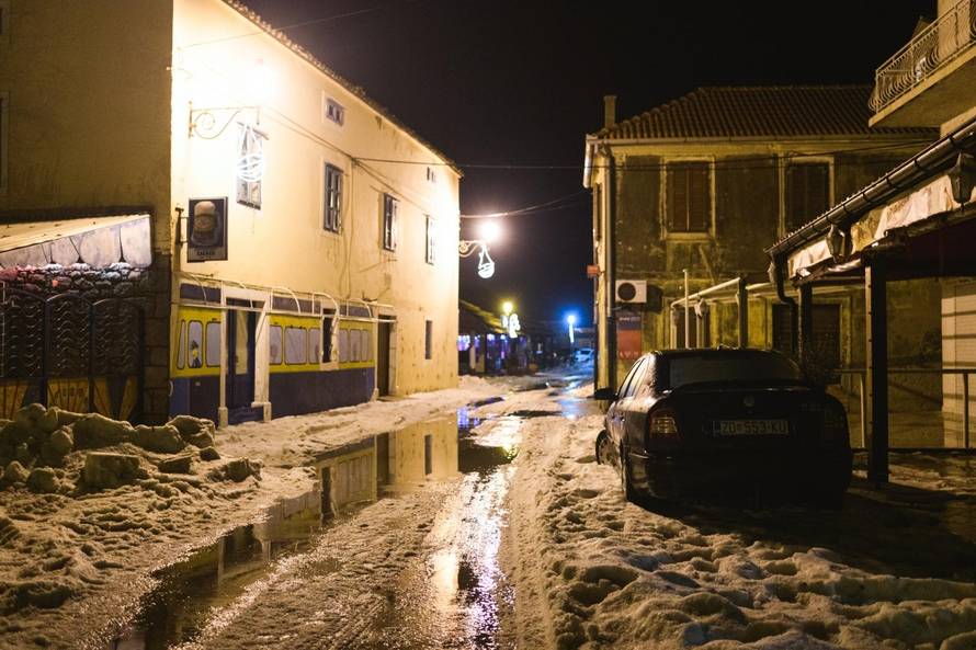 Tuča je pogodila Jadran: 'Aute smo morali izvlačiti bagerima'