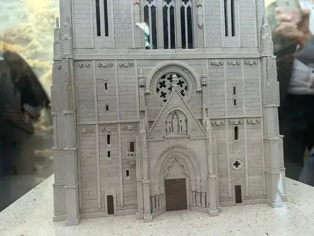 FOTO Ovo je replika Zagrebačke katedrale koju je izradio klesar s Brača: 'Ima 51.000 kamenčić'