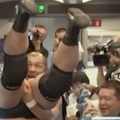 Pogledajte kakav show su napravili profesionalni hrvači u vlaku koji se kreće