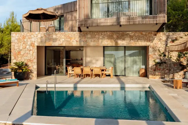 FOTO Prekrasna vila na Hvaru dobila je nagradu za dizajn - neprimjetno uranja u okoliš