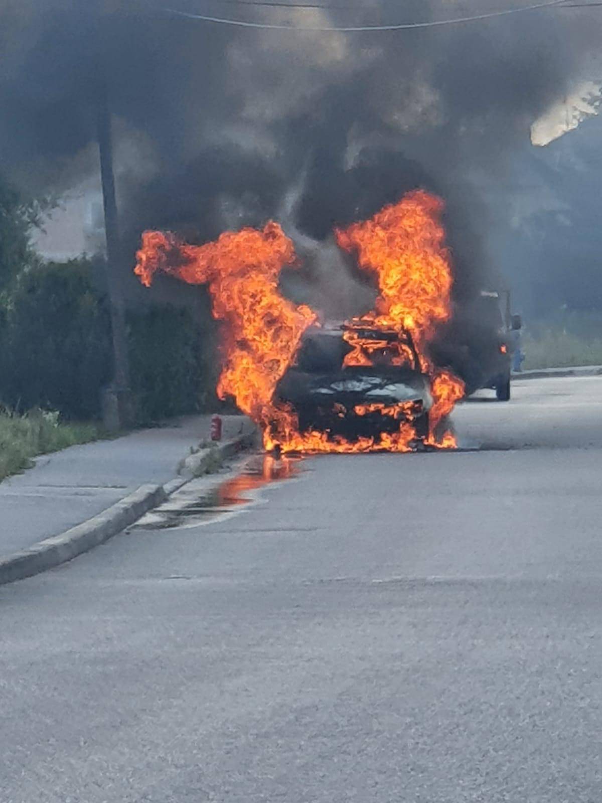 U Svetoj Nedelji izgorio novi BMW 5, a u Brezovici Škoda
