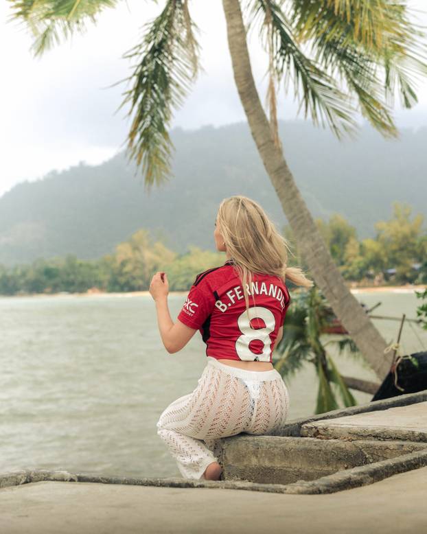 FOTO Ova 'crvena vražica' mami poglede i drugih navijača. Ili je u dresu, ili se fotka u bikiniju...