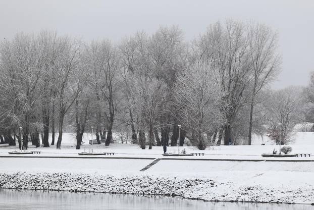 Snježni pokrivač je zabijelio je Osijek