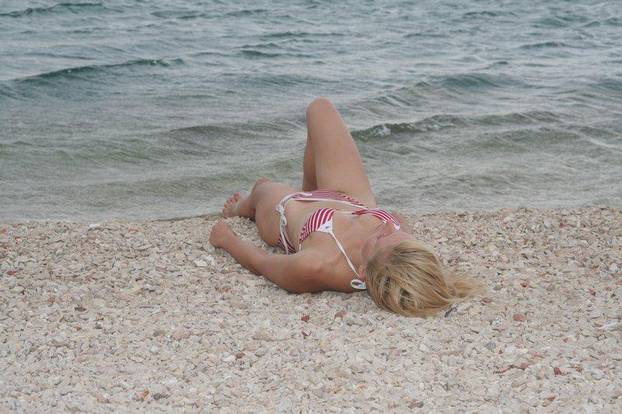Lošinj: Iva Mia Erak pokazala savršenu figuru na lošinjskoj plaži