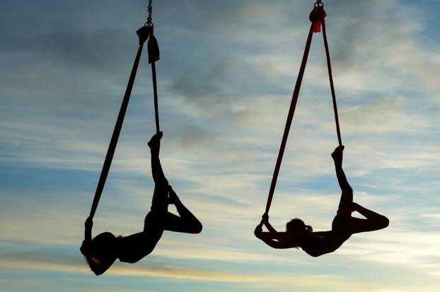 Čarobni ples na svili: Predivne siluete ispod mosta Mladosti