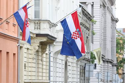 Zagreb: Zastave Republike Hrvatske izvješene po zgradama povodom Dana državnosti