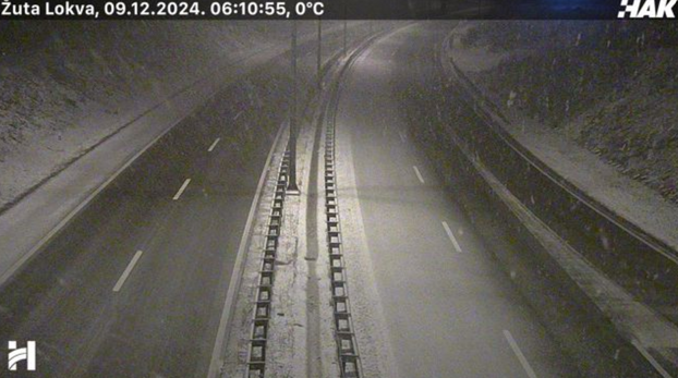 FOTO Pogledajte kako izgledaju ceste kroz Liku!  Pada snijeg, za kamione zatvoreno prema Rijeci