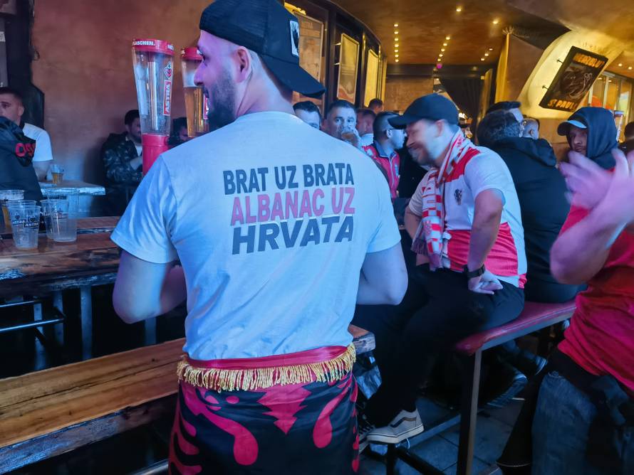 VIDEO Luda navijačka atmosfera u Hamburgu. Hrvati i Albanci zajedno slave: 'Brat uz brata...'