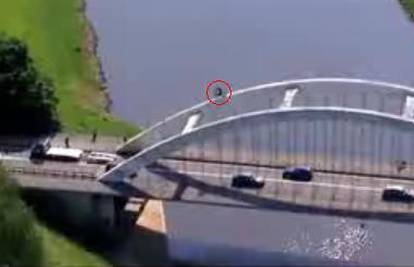 Francuski motorist vozio je po konstrukciji mosta