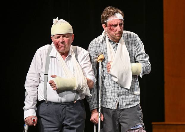 Zagreb: Ansambl kazališta Kerempuh premijerno je izveo predstavu Nenada Stazića "Pljuska"