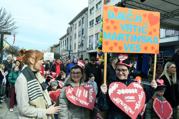 Sisak: Nekoliko stotina mališana iz dječjih vrtića i osnovnih škola sudjelovalo je na tradicionalnom Sisačkom fašniku