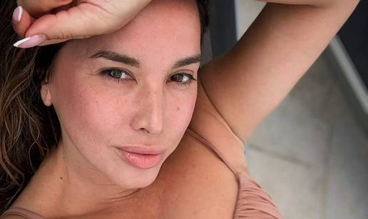 FOTO Nives objavila vru&cacute;e fotke s mora! Skinula kratku haljinu i o&ccaron;arala u minijaturnom bikiniju