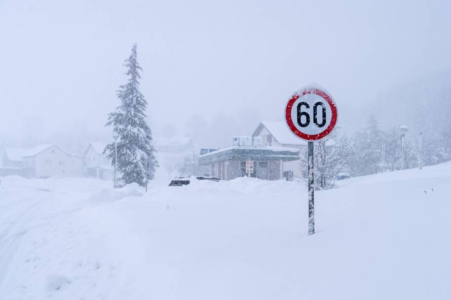 U Vrhovinama i Babinom Potoku palo je oko 50 do 80 cm snijega 