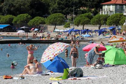 FOTO Pogledajte velike gužve na plažama u Splitu, Zadru...