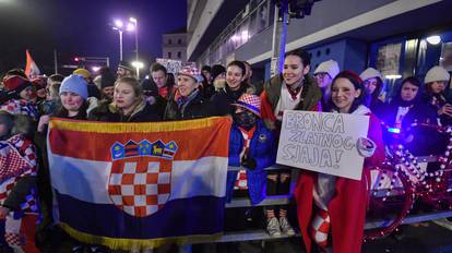 FOTO Navijači se okupljaju na ulicama diljem Zagreba: Čekaju da prođe autobus s vatrenima