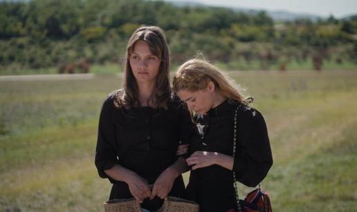 Evo &scaron;to vas &ccaron;eka u sapunicama: Cvita &lsquo;glumi&rsquo; trudno&cacute;u, a Zora prikriva trbuh koji se nazire