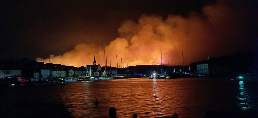 POŽAR NA BRAČU OPET BUKTI Iznad Milne ponovno se digao plamen, šalju i dva kanadera!