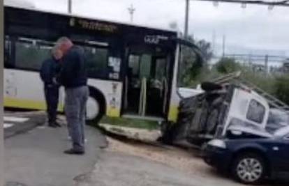 VIDEO Autobus u Splitu krenuo sam od sebe. Zabio se u druge aute: 'Vozač nije bio unutra'
