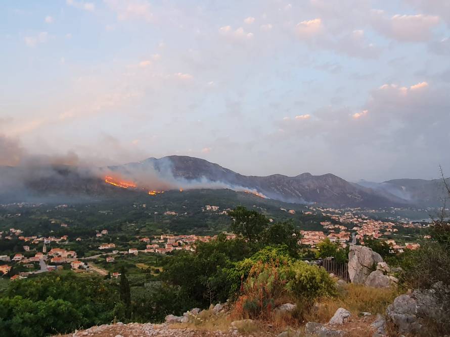 Orkanski vjetar otežava posao vatrogascima: 'Nagledala sam se požara, ali nikad ovako...'