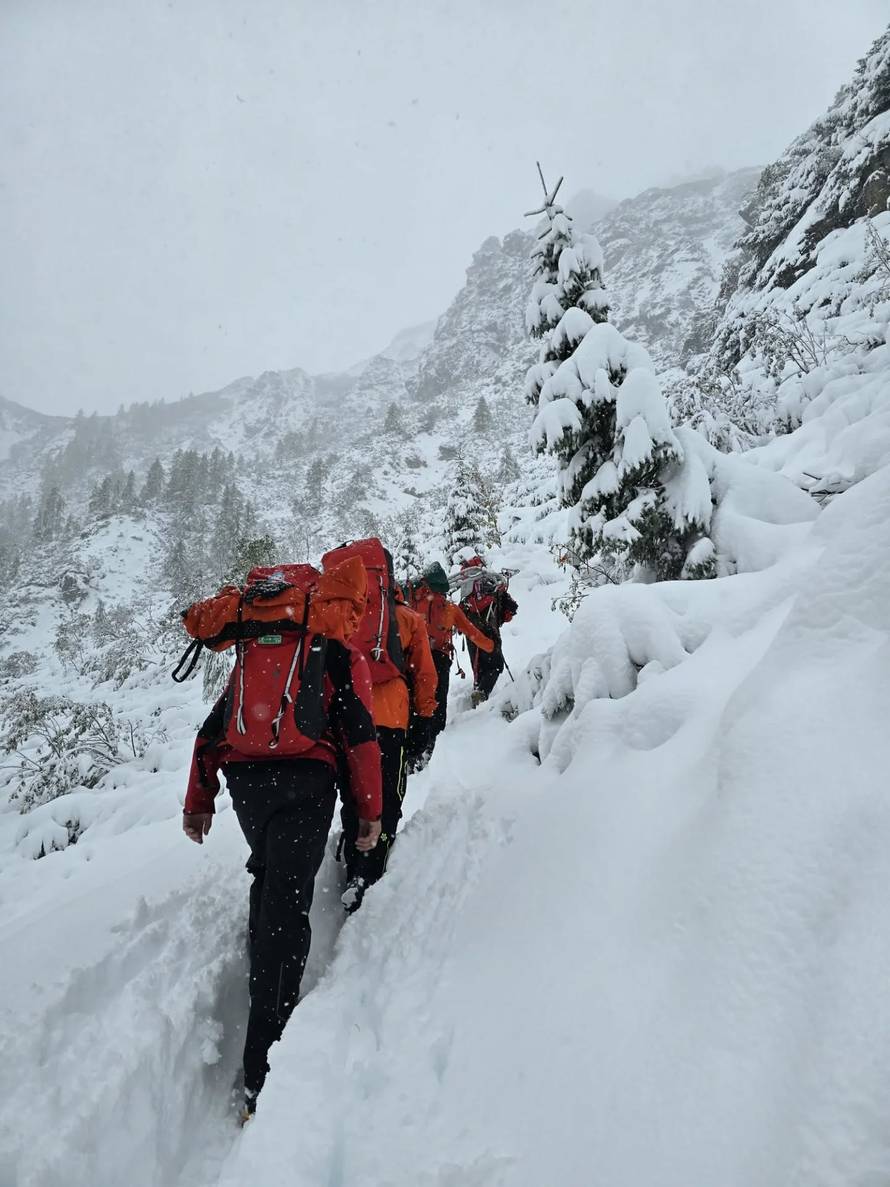 FOTO Slovenski spasioci otkrili mjesto gdje su tražili Hrvate, jedna lavina ugrozila je i njih!