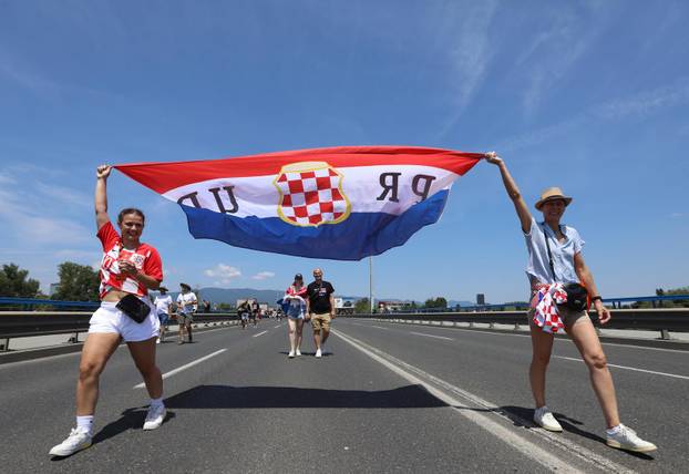 Zagreb: Tisuće fanova Thompsona prolazi Mostom mladosti koji je zatvoren za promet