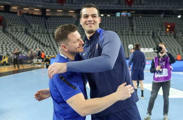 Zagreb: Mateo Maraš iz Paris Saint-Germainea pozdravio se s rukometašima RK Zagreb 