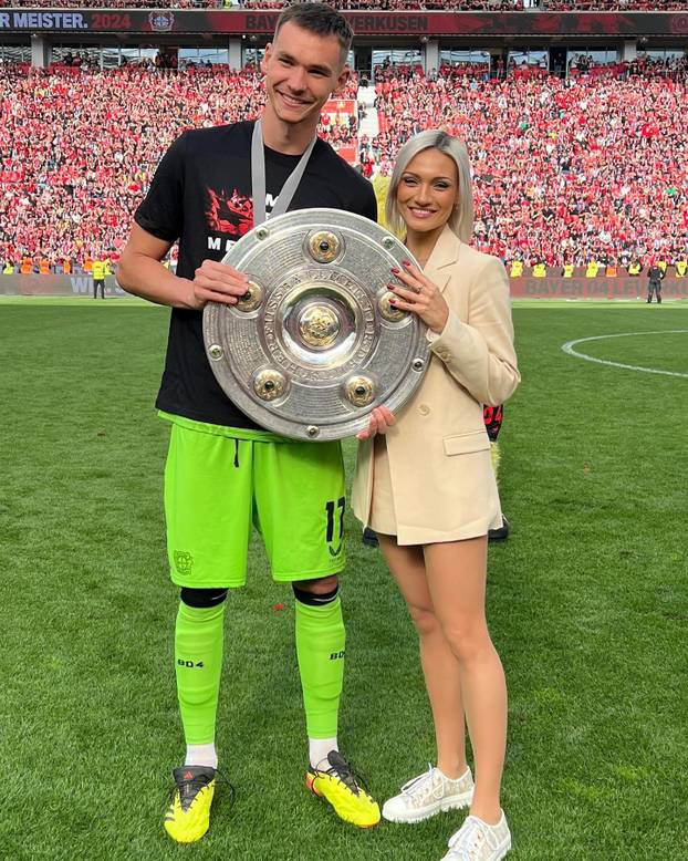 FOTO Vatrene Čehinje: Najbolji igrač ljubi brinetu, a golmana ekipe bodri atraktivna plavuša