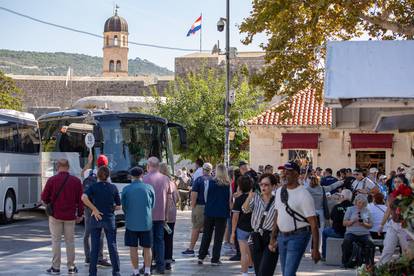 Fotogalerija s hrvatskih plaža: Diljem obale i dalje se kupaju