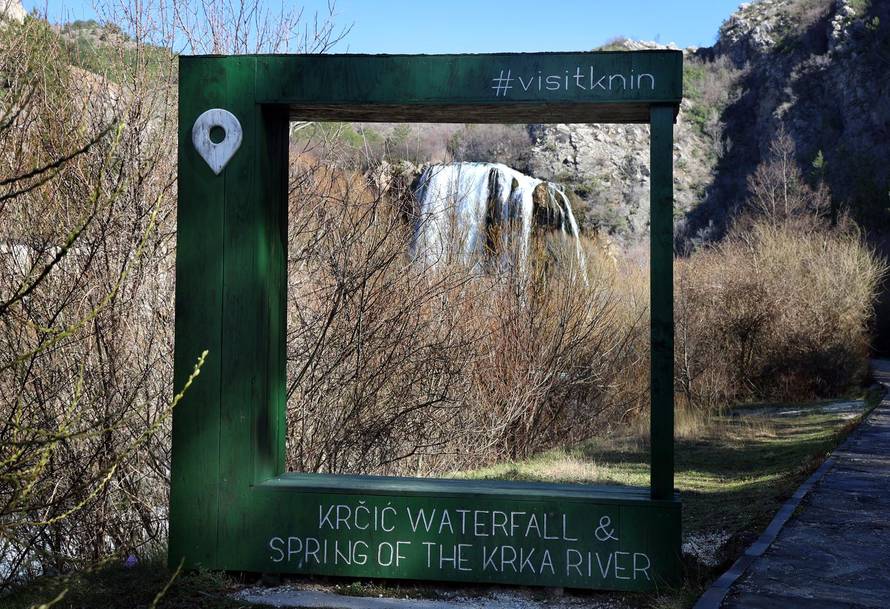 Knin: Slap Kr?i?, poznatiji kao Topoljski buk ili Veliki buk ukrašen dugom