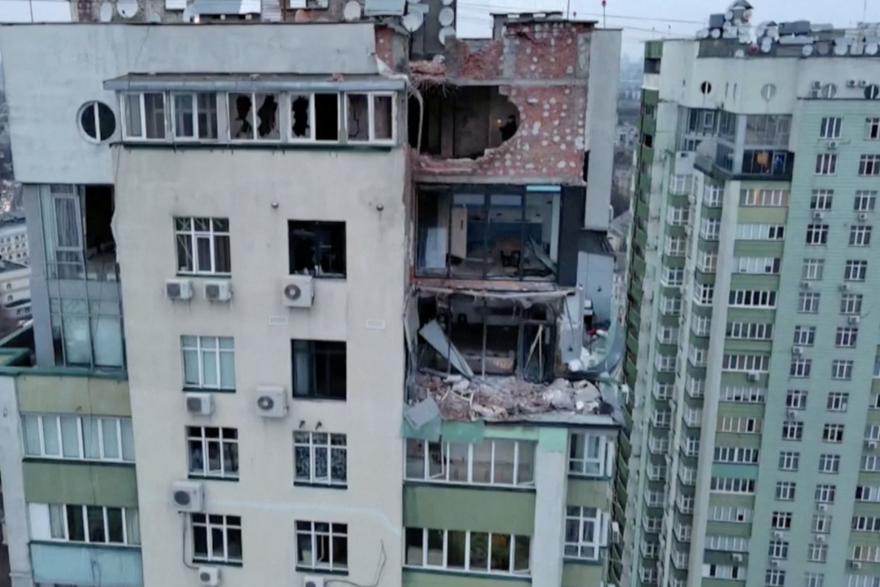 Snimka iz zraka pokazuje stambenu zgradu u Kijevu koju je oštetio ruski dron
