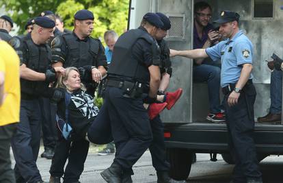 Kaos na deložaciji u Zagrebu: Policajci odnosili prosvjednike