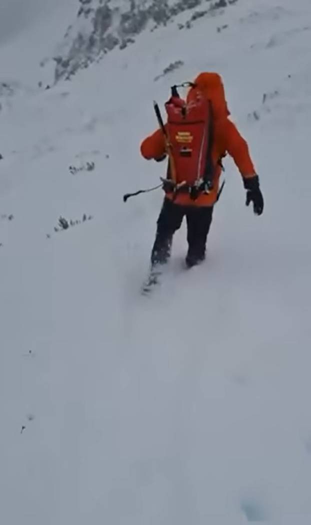 FOTO Pola metra snijega, prijete nove lavine: Ovo su fotografije iz akcije spašavanja Hrvata...