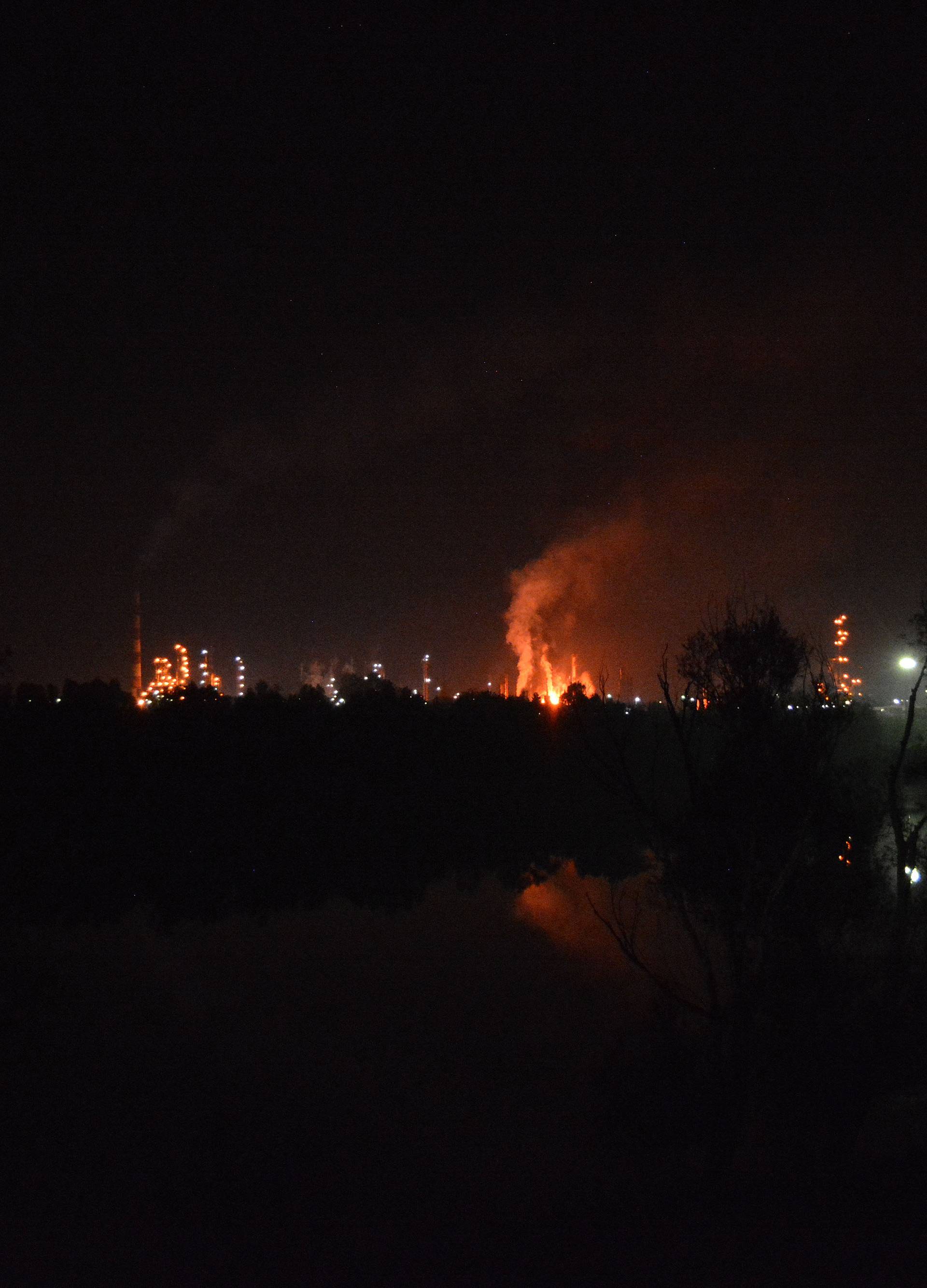 Užasni prizori: Vatra je 'gutala' dimnjake brodske rafinerije...