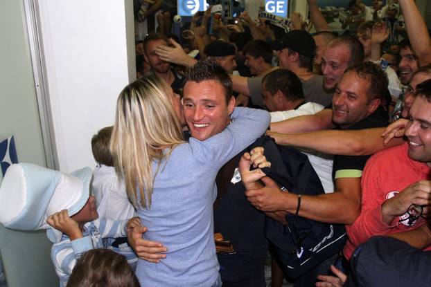 Rijeka: Nakon slijetanja u zra?nu luku igra?i HNK Rijeke proslavili pobjedu na Korzu