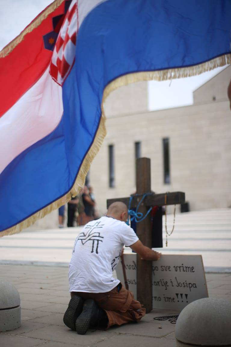 Iz Miljevaca pješačio u Knin, na leđima nosi veliki drveni križ