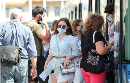 Od danas nove mjere: Maske moraju imati svi u kafićima i na misama, u javnom prometu...