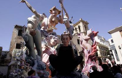 U Valenciji počeo poznati festival vatre 'Las Fallas'