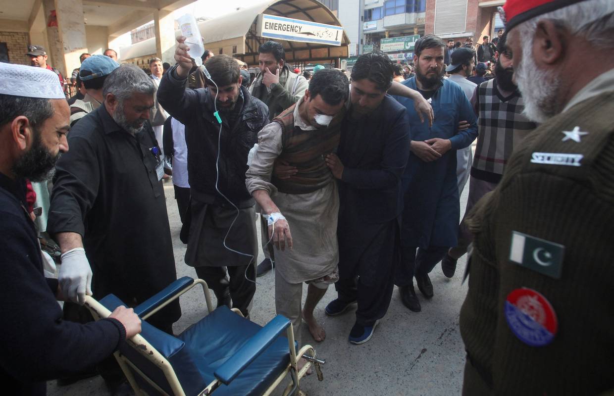 U eksploziji u pakistanskoj džamiji poginulo najmanje 28 ljudi, žive traže ispod ruševina