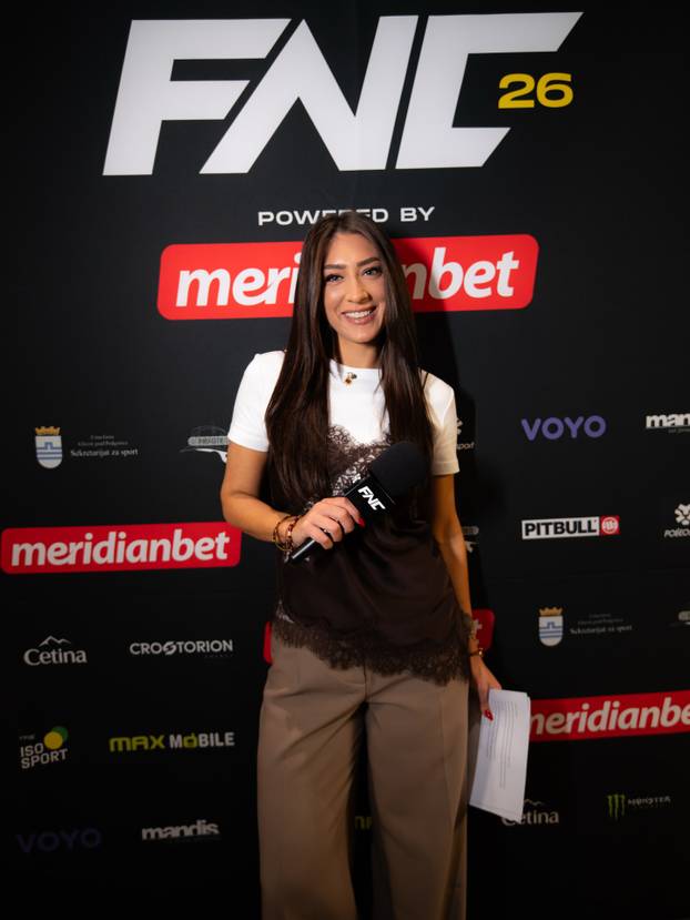 FOTO Hrvatica 'privodi' zvijezde FNC-a pred kameru, odjenula i dres Partizana: 'Neki će hejtati'