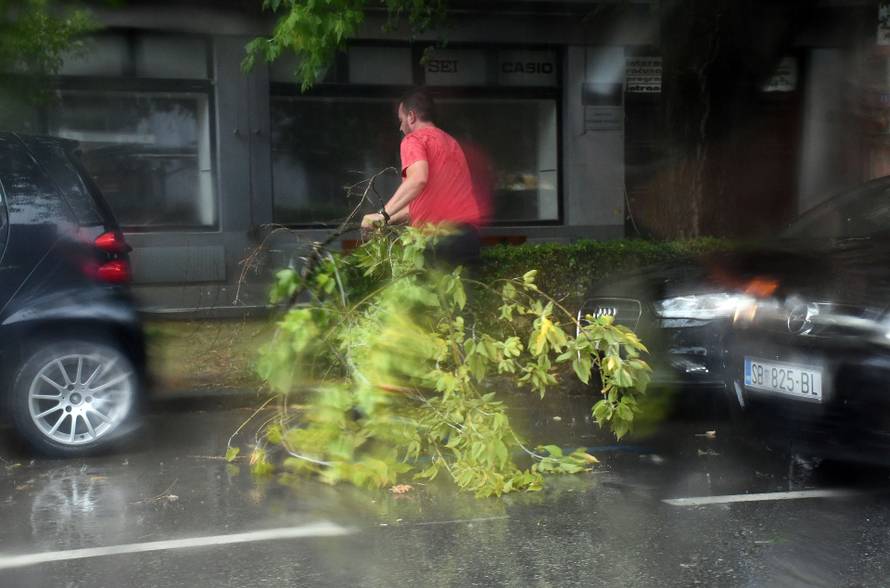 FOTO Dvoje ljudi ozlijeđeno u oluji koja je poharala Zagreb, velika šteta i u Slavoniji...