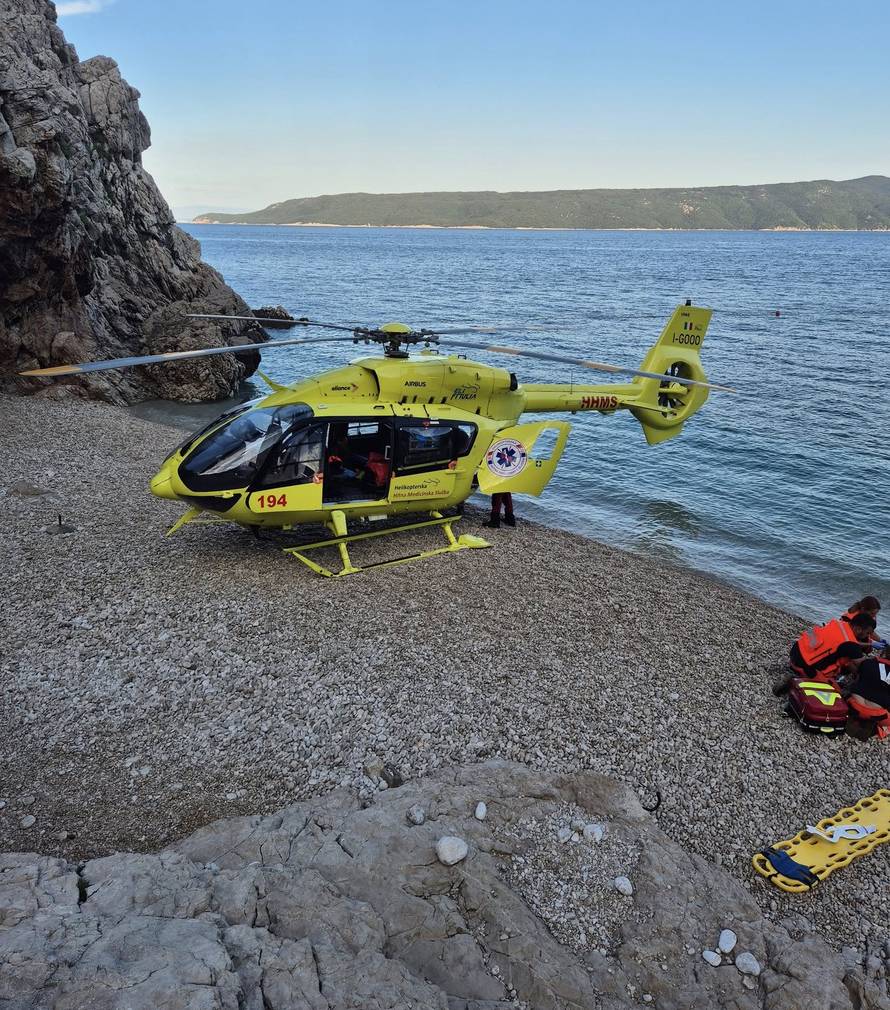 FOTO Helikopter sletio u uvalu Brseču, hitno prevezli turista koji je skakao s visoke stijene