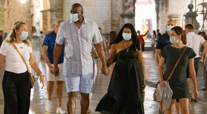 Johnson i žena 'skoknuli' su do Dubrovnika: Šetali su s maskom na licu pa je skinuli  za poziranje