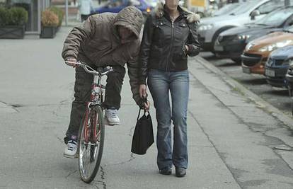 Osijek: Mladi 'fantom na biciklu' opljačkao tri žene  
